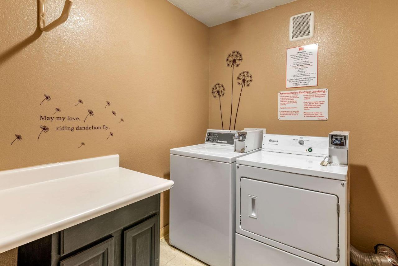 Econo Lodge Pueblo Dış mekan fotoğraf